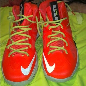 Lebron James sneakers good condition size 7